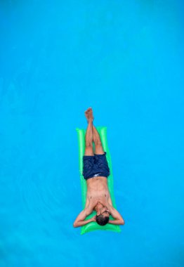 adam hava yatakta yüzme havuzunda rahatlatıcı.