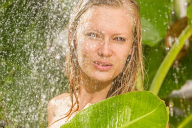 kadın tropikal duş