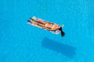 Kız resort yüzme havuzunda