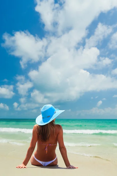 Vrouw in bikini op tropisch strand — Stockfoto