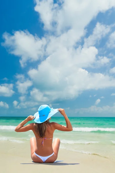 Kvinna i bikini på tropisk strand — Stockfoto