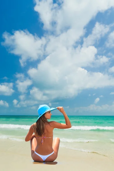 Γυναίκα με μπικίνι στην τροπική παραλία — Φωτογραφία Αρχείου