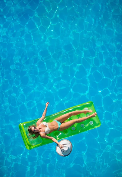 Relaxando em uma piscina — Fotografia de Stock