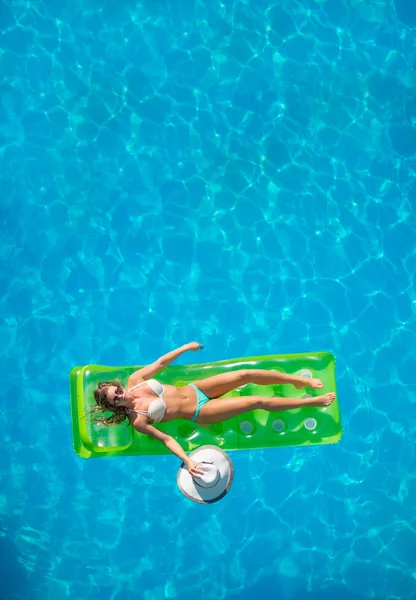 Relaxando em uma piscina — Fotografia de Stock