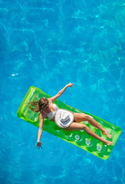 Rilassarsi in piscina — Foto Stock