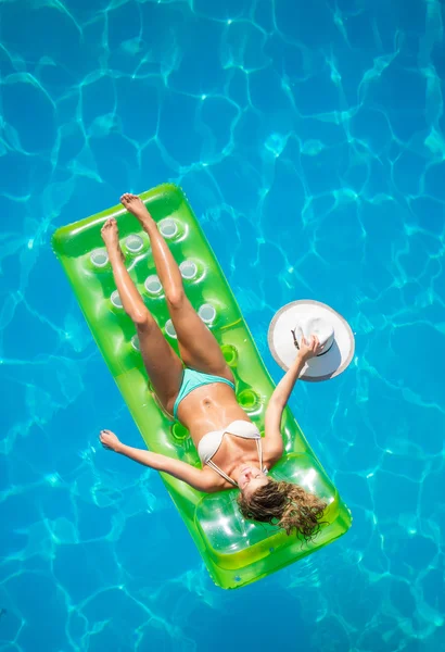 Relajarse en una piscina — Foto de Stock