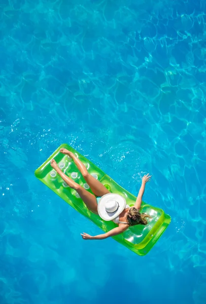 Relaxando em uma piscina — Fotografia de Stock