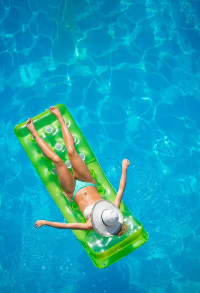 Rilassarsi in piscina — Foto Stock