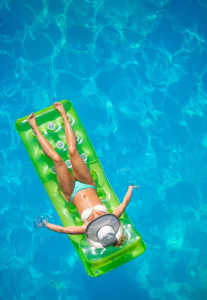 Relaxando em uma piscina — Fotografia de Stock