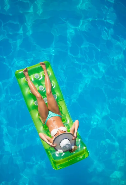 Relajarse en una piscina — Foto de Stock