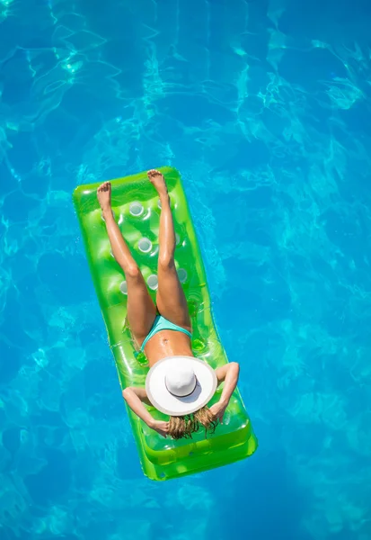 Relajarse en una piscina —  Fotos de Stock