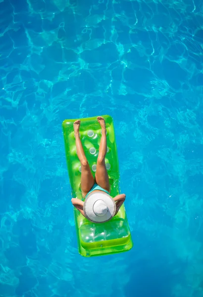 Relajarse en una piscina — Foto de Stock