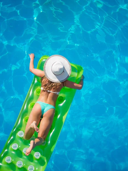 Relaxando em uma piscina — Fotografia de Stock