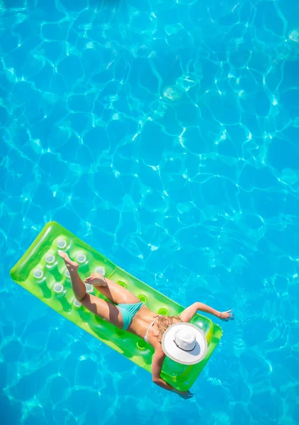 Relaxando em uma piscina — Fotografia de Stock