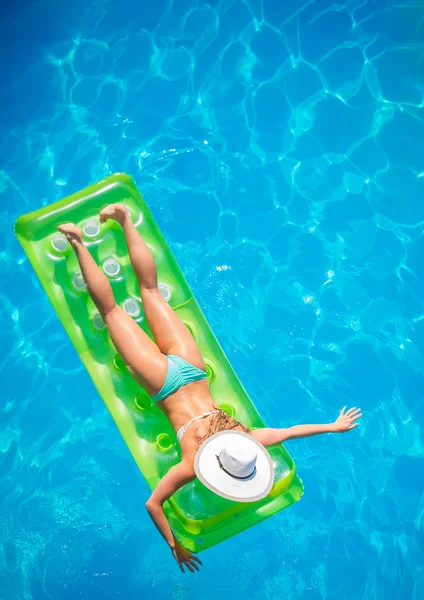 Relaxando em uma piscina — Fotografia de Stock