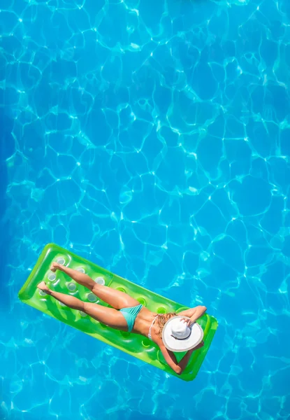 Relaxando em uma piscina — Fotografia de Stock