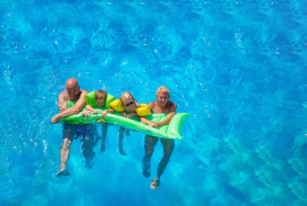 Familie im Freien entspannen im Pool — Stockfoto