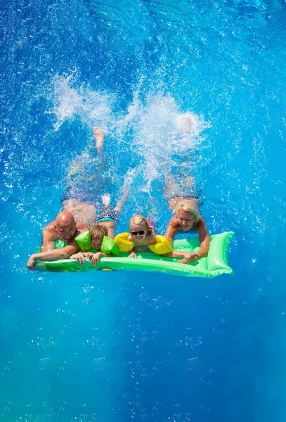 Família Fora Relaxante Na Piscina — Fotografia de Stock