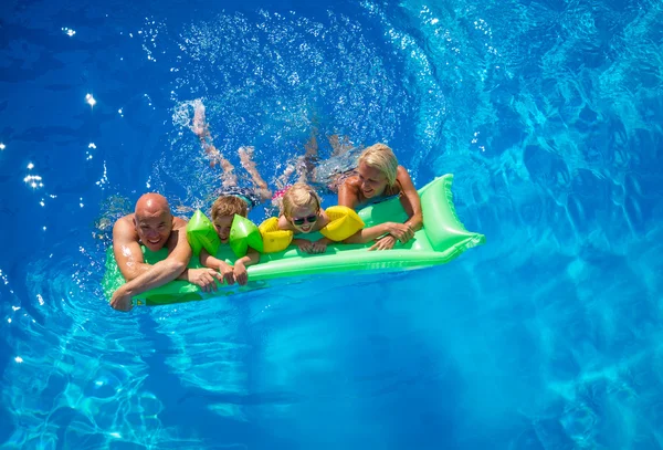 Familie im Freien entspannen im Pool — Stockfoto