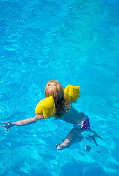 Kleines Mädchen im Schwimmbad. — Stockfoto