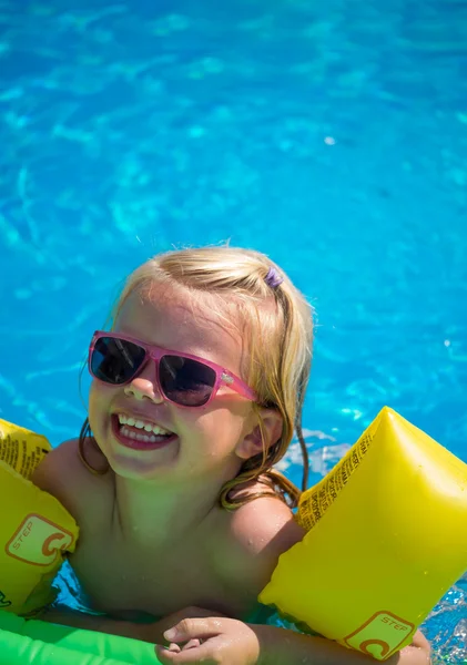 Kleines Mädchen im Schwimmbad. — Stockfoto