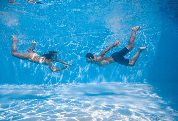 Unterwasserpaar im Schwimmbad. — Stockfoto