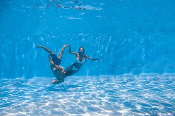 Pareja submarina en la piscina . — Foto de Stock