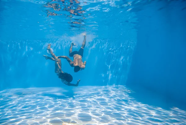 Underwater couple  in the swimming pool. — Stock Photo, Image