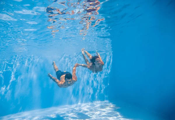 Υποβρύχια ζευγάρι στην πισίνα. — Φωτογραφία Αρχείου