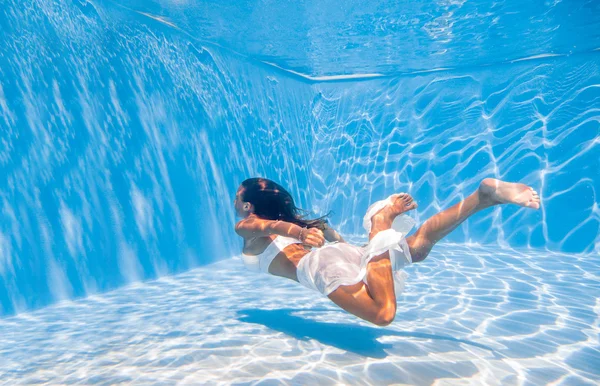 Подводная девушка в бассейне — стоковое фото