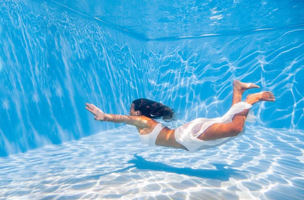 Chica bajo el agua en la piscina —  Fotos de Stock