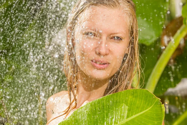 Mulher no chuveiro tropical — Fotografia de Stock