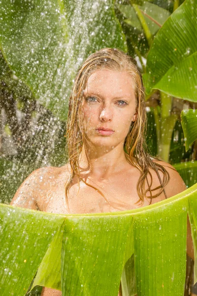Mulher no chuveiro tropical — Fotografia de Stock