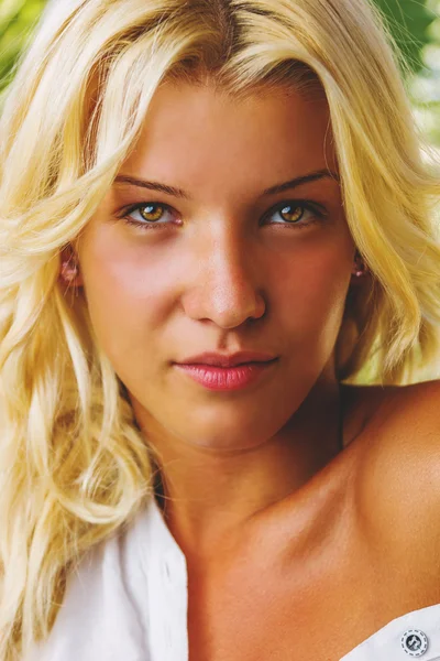 Retrato de mujer bonita joven en el ambiente de verano — Foto de Stock