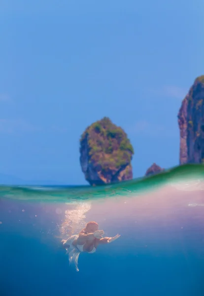 熱帯水でシュノーケリングをする若い女性 — ストック写真