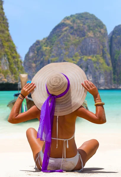 Eine sexy junge Frau am maya bay beach in phi phi — Stockfoto