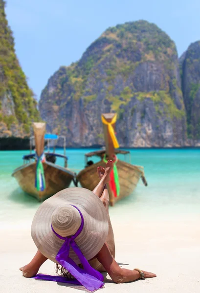 Une jeune femme sexy sur la plage de Maya Bay à Phi Phi — Photo