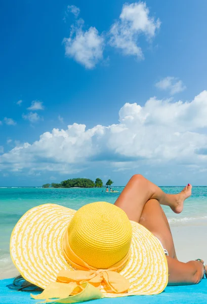 Mujer en traje de baño relajante en la playa —  Fotos de Stock