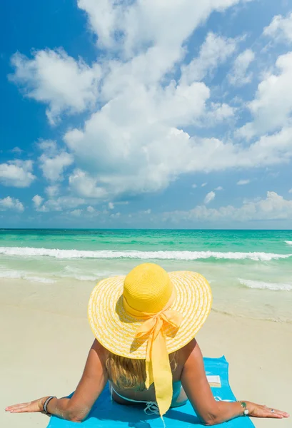 Frau im Badeanzug entspannt am Strand — Stockfoto