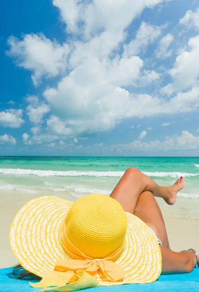 Mulher de maiô relaxante na praia — Fotografia de Stock