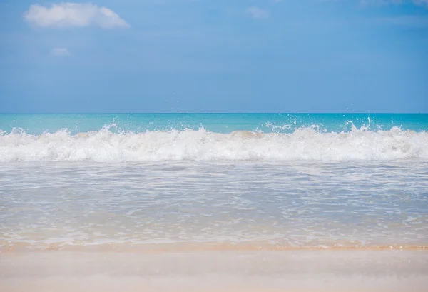 Waves on the sandy beach — Stock Photo, Image