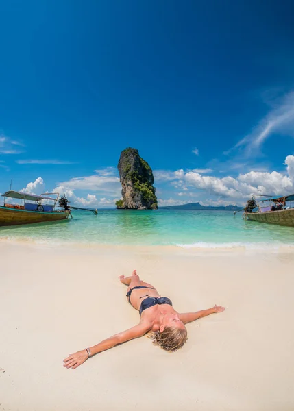 Mujer relajándose en la idílica playa — Foto de Stock