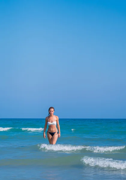 Uma jovem atraente na praia — Fotografia de Stock