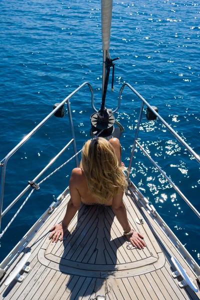Beau bronzage féminin sur le yacht — Photo
