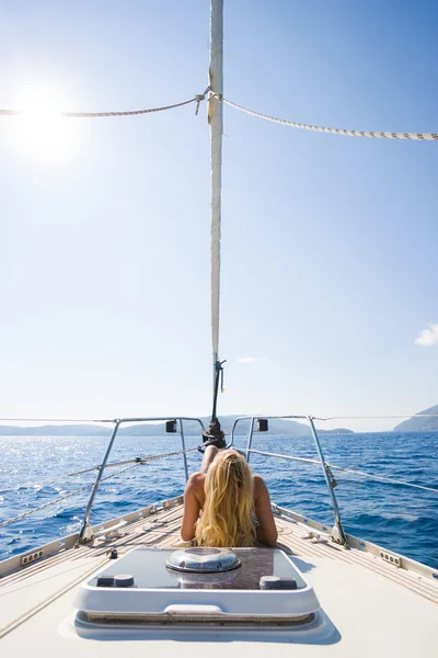 Beau bronzage féminin sur le yacht — Photo
