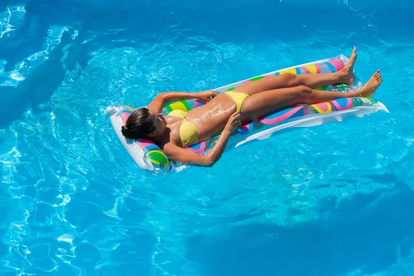 Dívka v resort bazén — Stock fotografie
