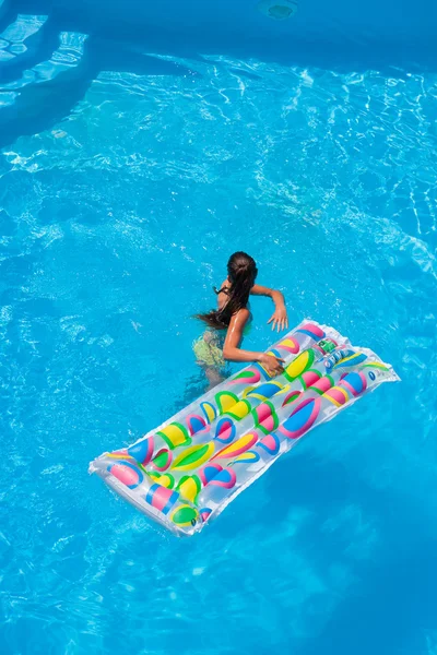 Menina na piscina resort — Fotografia de Stock