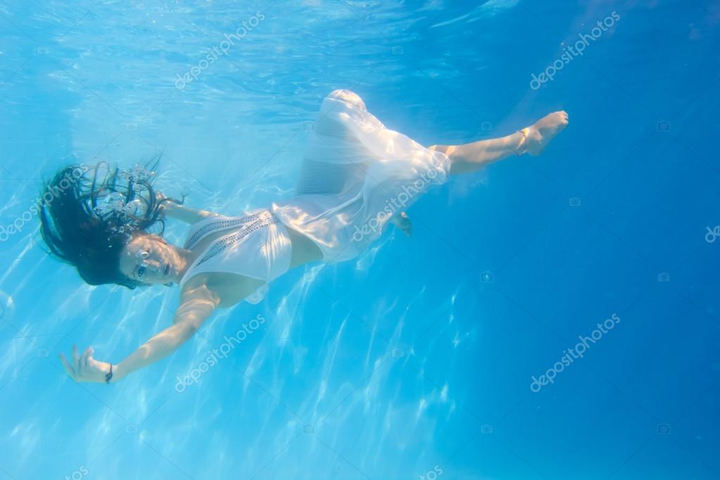 Femme Dans Une Robe Blanche Sous Leau Dans La Piscine