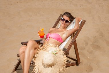 Kumsaldaki genç kadın.