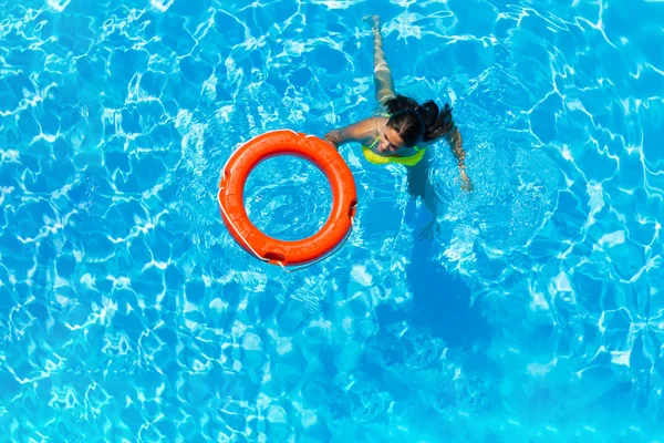 Vue du dessus d'une fille dans la piscine — Photo